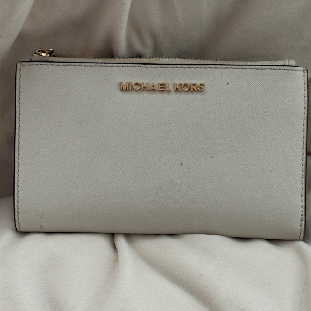 Michael Kors Cream Wallet Sophisticated Design Leather